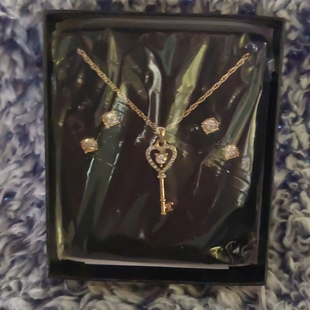 Earing and necklace set